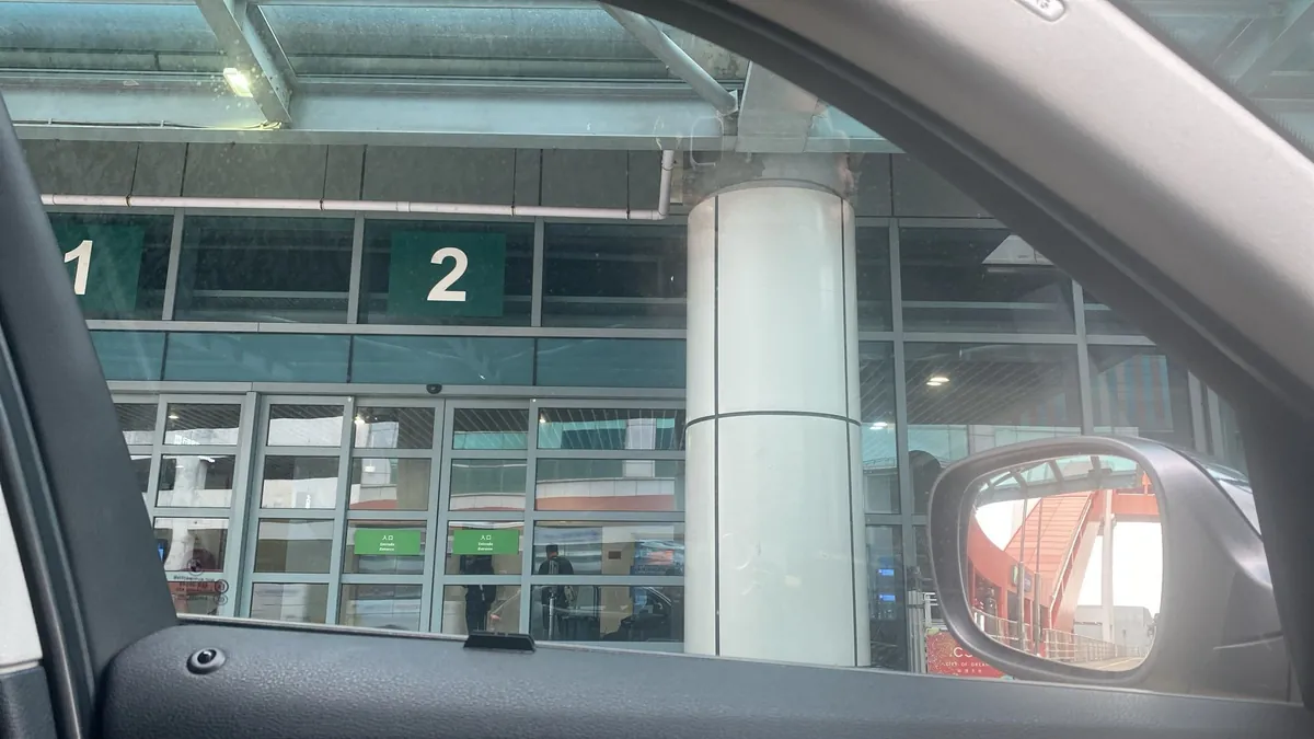 Macau International Airport: meeting point, photo 1